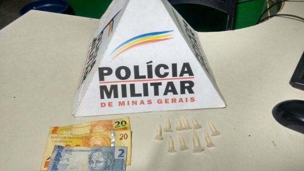 Dez pinos de coca&iacute;na foram encontrados com dois rapazes no Bairro Menezes nesta noite de s&aacute;bado, 12 de mar&ccedil;o