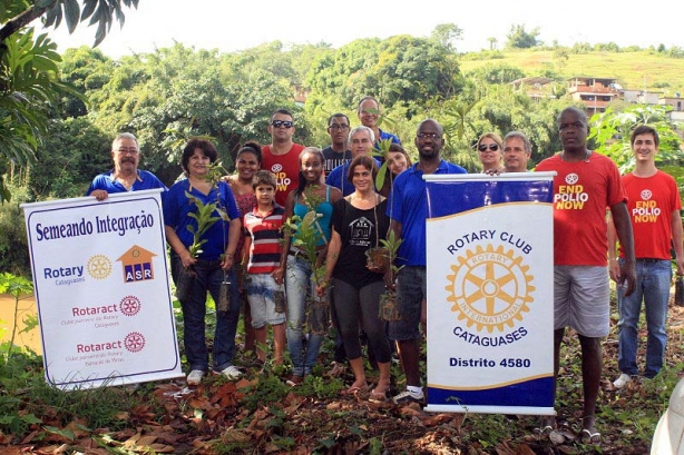 Os membros do Rotary plantaram 60 mudas de &aacute;rvores &agrave;s margens do rio Pomba neste s&aacute;bado