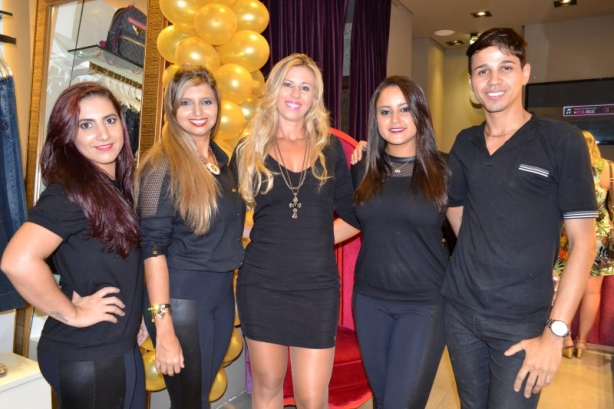 Viviane Henriques e sua equipe de colaboradores festejam o primeiro anivers&aacute;rio da loja Carmen Steffens