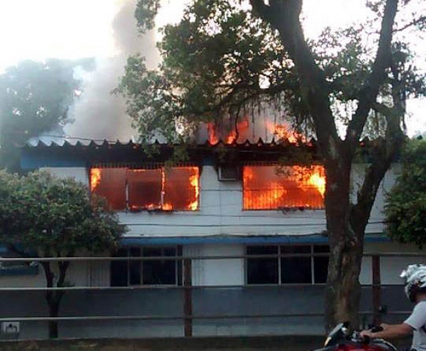 O fogo destruiu todo o segundo andar do escrit&oacute;rio onde funciona a contabilidade da empresa (Foto: Alencar Norte)