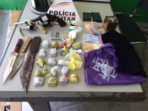 Objetos e drogas encontradas na resid&ecirc;ncia de C.G.G. que fugiu ao ser abordado por um policial no posto de gasolina