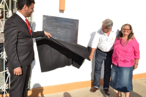 Manoel Mathias J&uacute;nior, Nilm&aacute;rio e Irm&atilde; Bete descerram a placa de inaugura&ccedil;&atilde;o do Laborat&oacute;rio de Inform&aacute;tica