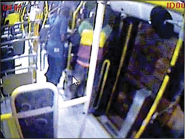 Os dois jovens agiram r&aacute;pido e levaram o dinheiro do caixa do &ocirc;nibus urbano