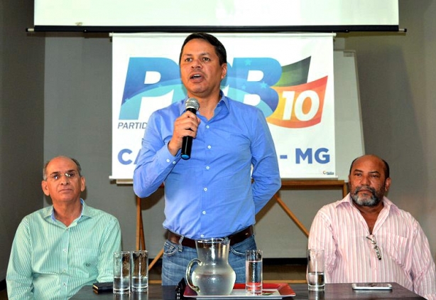 O Secret&aacute;rio de Esportes de Minas Gerais, Carlos Henrique, discursa durante encontro do PRB em Cataguases, ladeado por Ant&ocirc;nio Lage (esq.) e Naldo Souza (dir.)