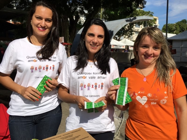 A equipe de DST-Aids e Hepatites Virais fez campanha na Pra&ccedil;a Rui Barbosa, neste s&aacute;bado, v&eacute;spera do Dia dos Namorados