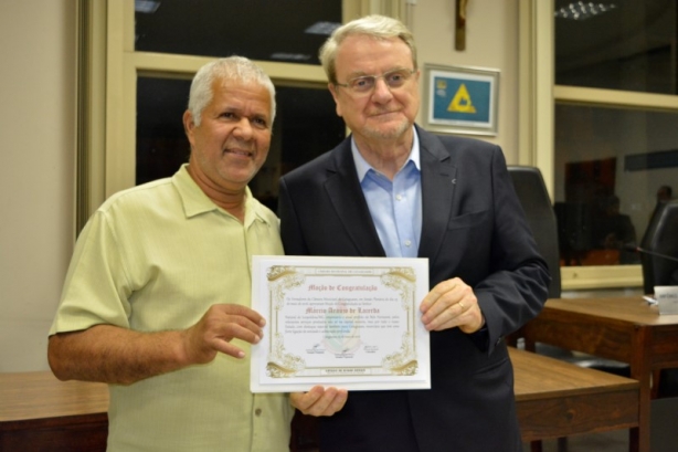 M&aacute;rcio Lacerda recebeu a homenagem do vereador Ant&ocirc;nio Batista Pereira