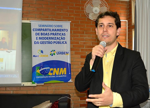 Gustavo Cez&aacute;rio, da CNM, durante a abertura do Semin&aacute;rio que mostrou experi&ecirc;ncias de sucesso dos munic&iacute;pios brasileiros