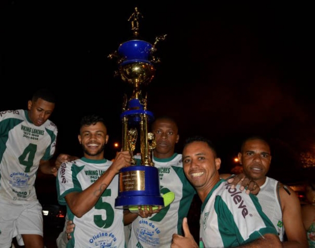 Atletas do Vila Reis erguem o trof&eacute;u de campe&atilde;o logo ap&oacute;s a partida em que venceram o Manga Rosa