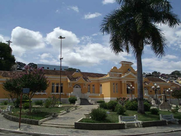 Pra&ccedil;a Coronel Jos&eacute; Braz e escola de mesmo nome, no centro de S&atilde;o Jo&atilde;o Nepomuceno, que vai discutir a seguran&ccedil;a p&uacute;blica esta semana