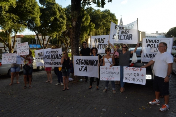 Com faixas e cartazes pedindo mais uni&atilde;o dos poderes constitu&iacute;dos e seguran&ccedil;a, a passeata transcorreu em clima de tranquilidade