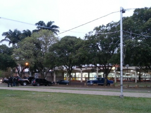 Equipes de policiais federais em frente ao Restaurante da Universidade Federal de Vi&ccedil;osa