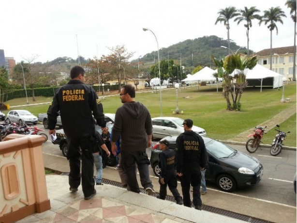 Equipe da Pol&iacute;cia Federal esteve no campus da UFV durante toda a quarta-feira 