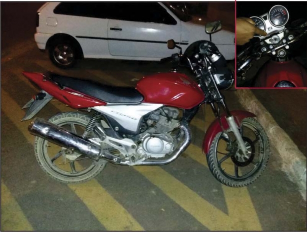 A Pol&iacute;cia Militar chegou a tempo de impedir que esta motocicleta fosse furtada. Os ladr&otilde;es foram flagrados empurrando o ve&iacute;culo pela rua