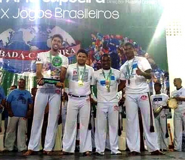 Maycon Chin&ecirc;s, com o trof&eacute;u de campe&atilde;o brasileiro em sua categoria