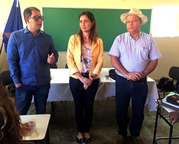 Os secret&aacute;rios municipais Alex Carvalho e Luciana Moreira com o Superintendente Regional de Ensino, Sidil&uacute;cio Senra na abertura do curso