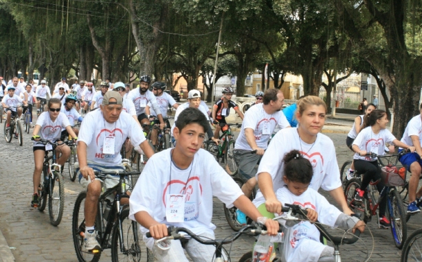 Um grande n&uacute;mero de participantes compareceu ao Passeio Cicl&iacute;stico do HC Sa&uacute;de neste domingo