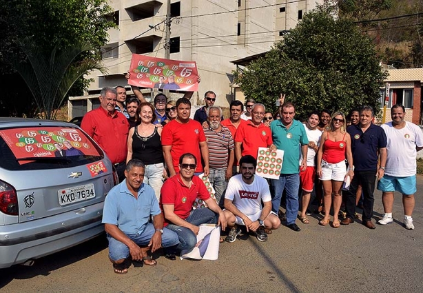 Um grupo de candidatos e correligionários esteve nesta tarde na Praça da Policlínica adesivando seus veículos