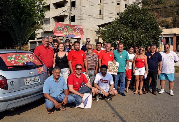 Um grupo de candidatos e correligion&aacute;rios esteve nesta tarde na Pra&ccedil;a da Policl&iacute;nica adesivando seus ve&iacute;culos