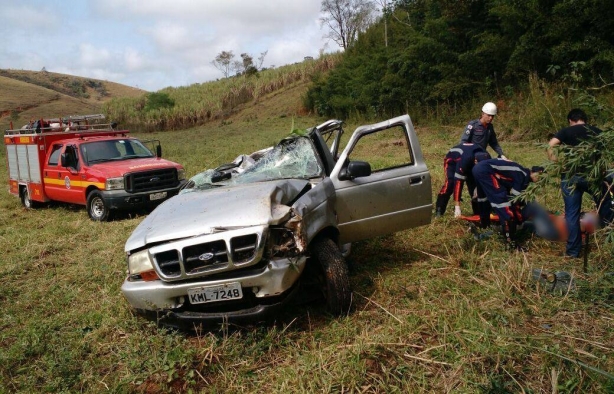 A caminhonete ficou destru&iacute;da mas seu condutor sofreu apenas les&otilde;es leves