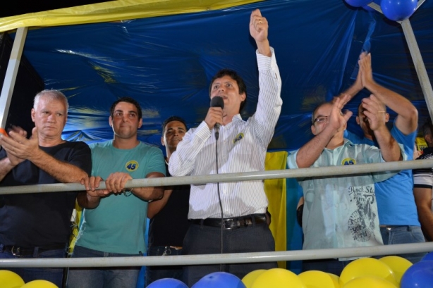 Willian Lobo de Almeida discursa em seu primeiro com&iacute;cio no bairro Sol Nascente