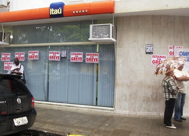 As ag&ecirc;ncias banc&aacute;rias de Cataguases e regi&atilde;o podem amanhecer fechadas nesta ter&ccedil;a-feira, v&eacute;spera de feriado nacional