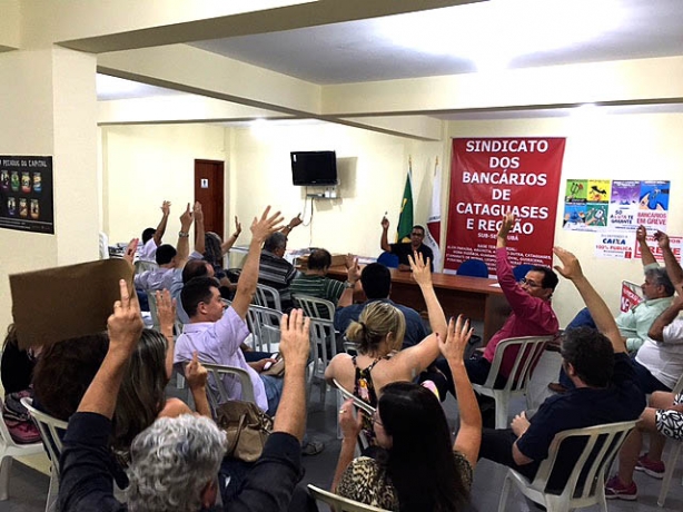 Por vota&ccedil;&atilde;o un&acirc;nime dos presentes &agrave; assembleia foi aprovada a greve da categoria