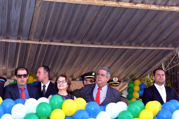 Autoridades civis e militares participaram da Hora C&iacute;vica e depois acompanharam o desfile c&iacute;vico na Avenida Astolfo Dutra