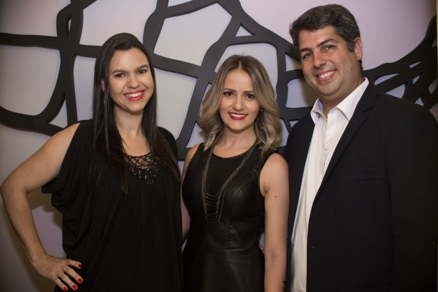 Tha&iacute;s Werneck com N&iacute;vea Mello e Alexandre Oliveira, organizadores da Casa Design, no coquetel de abertura do evento