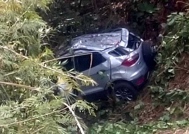 O carro teve avarias no teto e nas laterais, mas o condutor n&atilde;o sofreu ferimentos