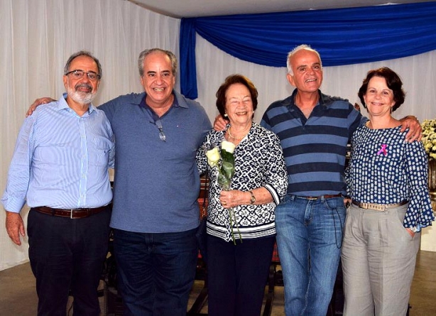 A fam&iacute;lia Peixoto: Jos&eacute; Neto, Gabriel, Dona Magdala, Marcelo e Cl&aacute;udia ap&oacute;s a solenidade pelos 80 anos da Industrial