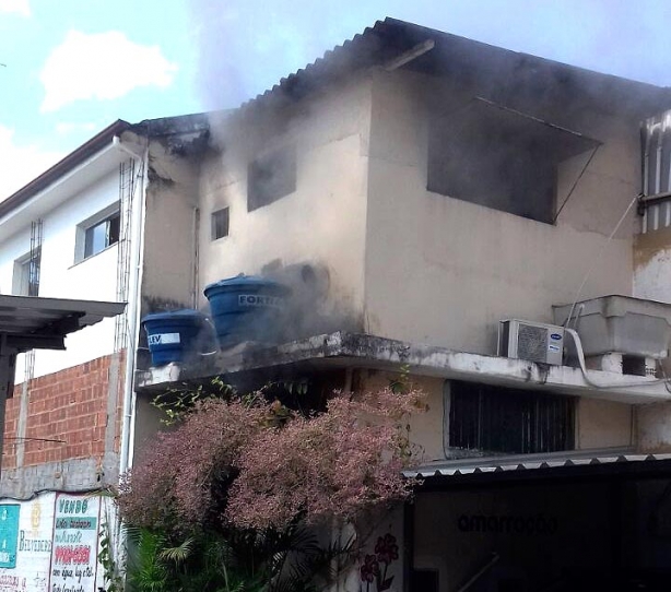 Uma fuma&ccedil;a preta foi vista por populares saindo pela janela do restaurante por volta das 14 horas