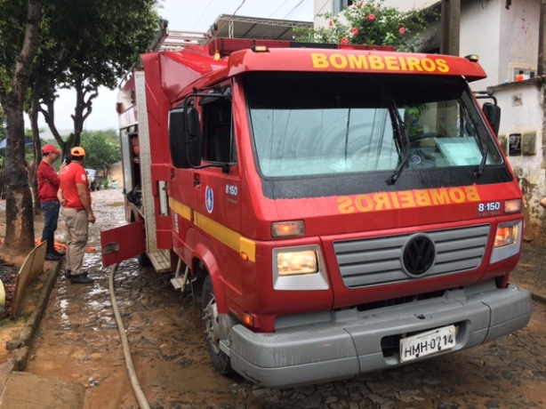 Os bombeiros fizeram o trabalho de rescaldo no im&oacute;vel que foi atingido pelo fogo parcialmente