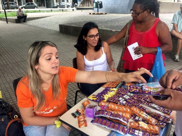 Tairises Roque entrega preservativos enquanto explica a import&acirc;ncia da preven&ccedil;&atilde;o durante a rela&ccedil;&atilde;o sexual