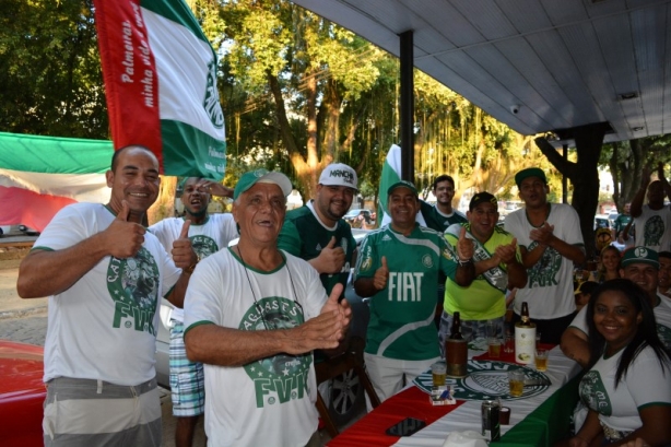 Os torcedores mantiveram a anima&ccedil;&atilde;o o tempo todo da partida que lhes deu o t&iacute;tulo antecipado