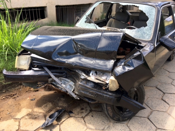 Com o impacto da batida, o Chevette teve a frente destru&iacute;da