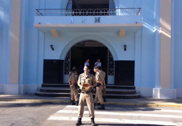 O sargento Charles Henrique Coelho, dedica-se ao trabalho no Proerd, programa de conscientização contra as drogas