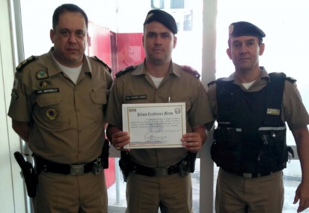 Tenente Thiago Lemes ao centro tendo ao seu lado Coronel Nocelli e o Tenente Coronel Ramos (de colete preto)