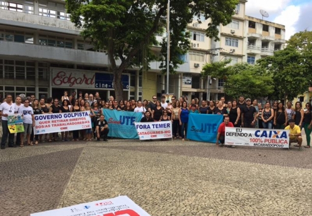 O grupo de manifestantes se reuniu na Praça Rui Barbosa e de lá saiu em passeata até a Chácara Dona Catarina