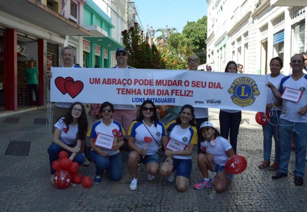 Uma faixa avisava sobre a campanha que pegou os transeuntes de surpresa 