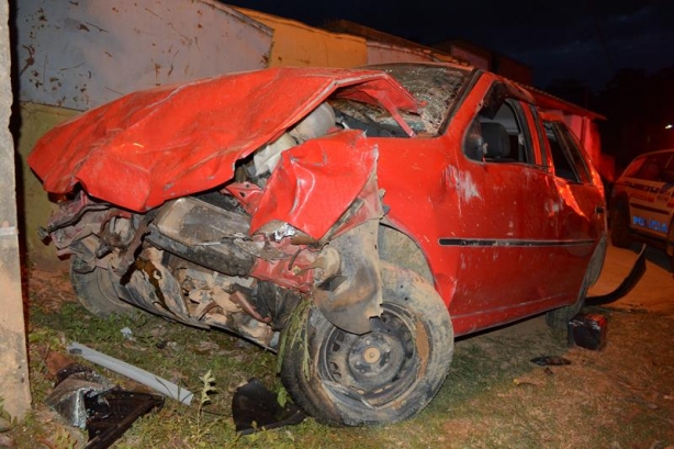 O carro ficou totalmente destru&iacute;do mas seus dois ocupantes n&atilde;o sofreram les&otilde;es graves