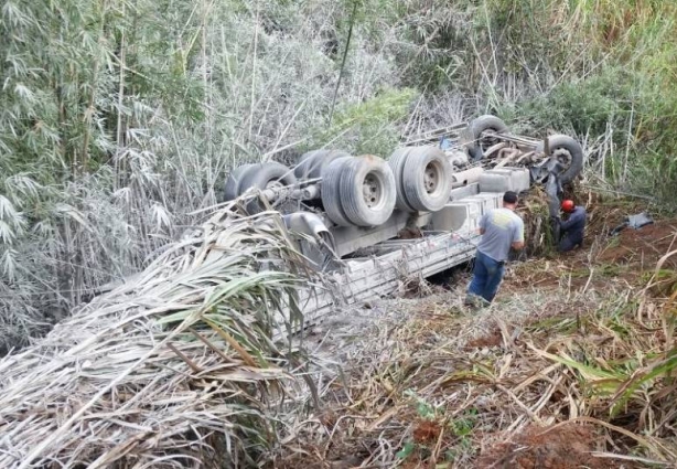 O motorista foi levado ao Pronto-Socorro Municipal de Leopoldina pela equipe do SAMU, com ferimentos leves