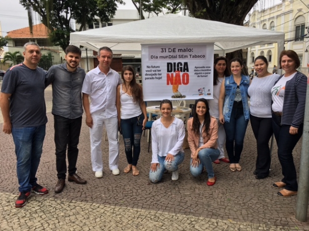 A equipe de sa&uacute;de est&aacute; na Pra&ccedil;a Rui Barbosa conscientizando a popula&ccedil;&atilde;o sobre os males provocados pelo uso do tabaco