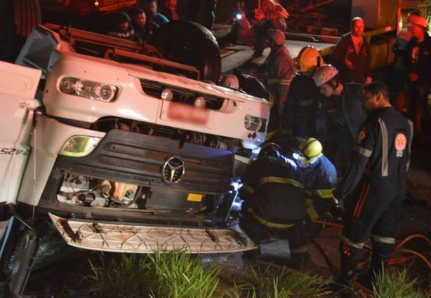 Uma das vítimas ficou presa às ferragens e foi retirada com a ajuda da equipe do Corpo de Bombeiros 