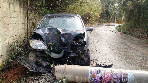 As tr&ecirc;s pessoas que estavam no ve&iacute;culo n&atilde;o se feriram, mas a condutora n&atilde;o tinha carteira de habilita&ccedil;&atilde;o