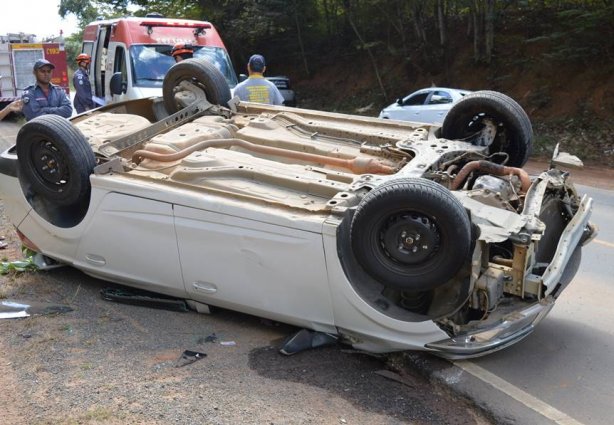 O carro bateu no barranco e capotou em seguida, parando com as rodas para cima