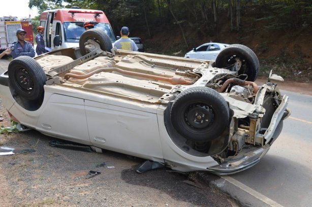 O carro bateu no barranco e capotou em seguida, parando com as rodas para cima