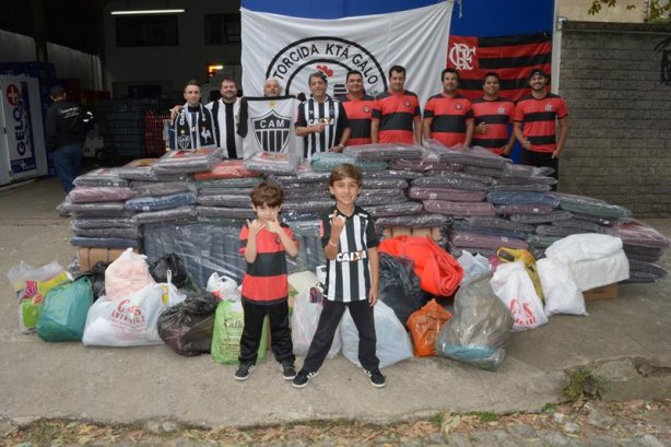 Representantes de torcidas organizadas que participaram da campanha fizeram a entrega dos donativos nesta manh&atilde;