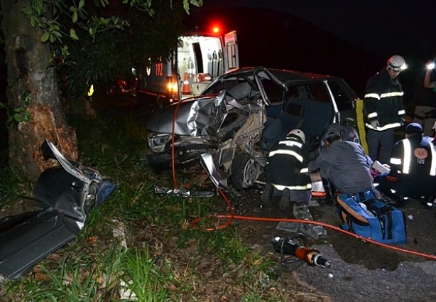 O motorista do Fiat Uni precisou ser retirado do veículo com a ajuda dos Bombeiros