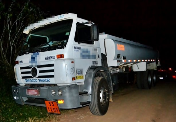 O caminhão foi descarregado pelos bandidos e abandonado em seguida com o seu motorista próximo ao Distrito de Vermelho