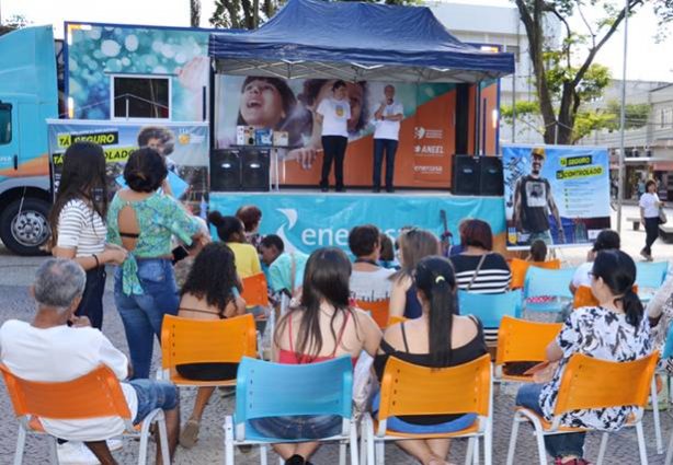 Durante a ação na praça, houve a apresentação da peça teatral ‘Segurança sempre’, quiz com prêmios, distribuição de panfletos e a presença do mascote Zé da Luz